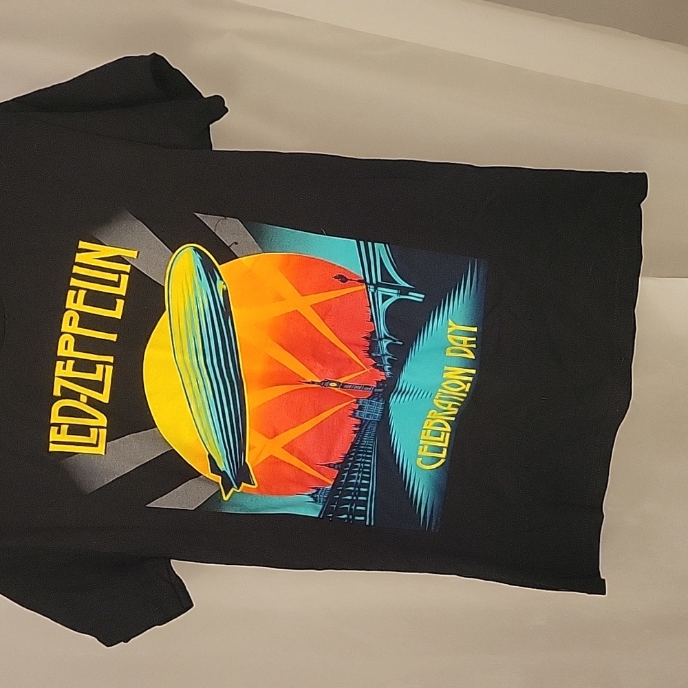 Black ItemtshirtNWOT